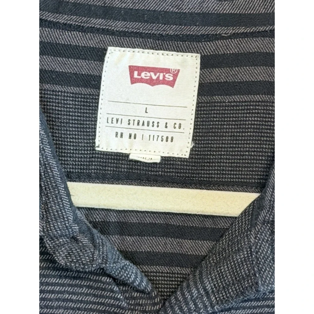 Levis Mens Large Gray Button Up Shirt Striped Casual Travel Regular Fit